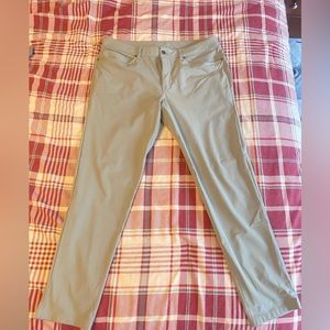 Lululemon ABC Slim-Fit Pant 34x30
Warpstreme - Silverstone Color